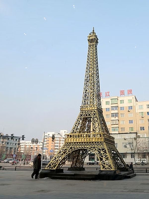 8 Replicas of the Eiffel Tower around the World - Explanders